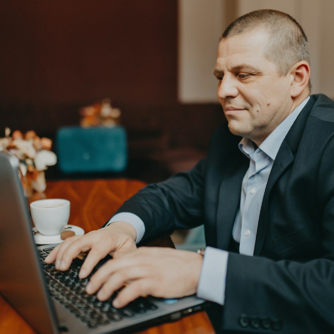 Portrait of a Belgian man in his thirties working as a financial journalist